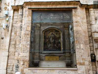 L�imponente tabernacolo, di circa 3 metri di lunghezza, si trova addossato al prospetto del palazzo con il quale � raccordato tramite una cornice modanata...